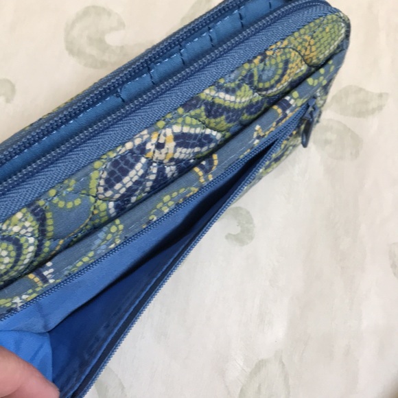 2/$15 Liz Claiborne quilted wallet - Picture 4 of 6